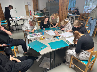 Schülerinnen und Schüler des Seminarkurses Kunst des Pritzwalker Gymnasiums kamen über mehrere Monate zum Diskutieren, Planen und Drucken. Foto: Lars Schladitz