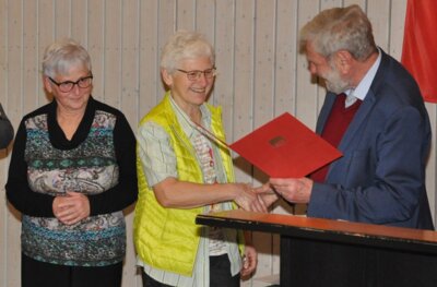 Renate Baumann (li.) und Renate Bernreuther erhielten den SPD-Ehrenamtspreis aus den Händen von Laudator Günter Lodderstaedt.