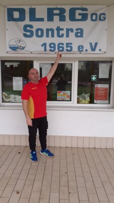Uwe Hansen vor dem Vereinsheim im Sontraer Freizeit- und Erlebnisbad (Bild vergrößern)