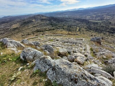 Velika Mrdakovica - Arauzona - eine reiche archäologische Stätte aus der vorrömischen und römischen Zeit -  Ausgrabungsstätte bei Vodice 🇭🇷 (Bild vergrößern)
