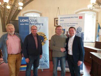 Foto: Rolandstadt Perleberg | Bürgermeister Axel Schmidt (r.) bedankt sich für die Spende bei Dietmar Vollert (2.v.r.) sowie bei Klaus Röpke (l.) und Hans-Peter Steinke.