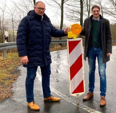 Niederaulas Bürgermeister Thomas Rohrbach (links) und sein Haunetaler Kollege Timo Lübeck freuen sich über die bald beginnenden Straßenbauarbeiten am Sternberg. (Bild vergrößern)