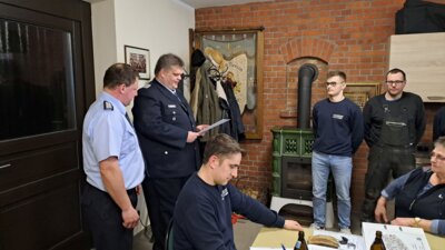 Der neue Amtswehrführer Maik Vogt befördert die Kameradinnen und Kameraden der FF Pirow gemeinsam mit dem Ortswehrführer Markus Kessler