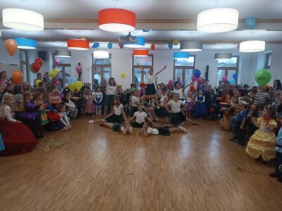Bunte Kostüme beim 2. Kinderfasching im Prackenbacher Bürgerhaus – Kinder hatten Aufführungen einstudiert