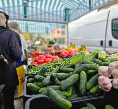 Foto von einem Marktstand mit Gemüseangebot