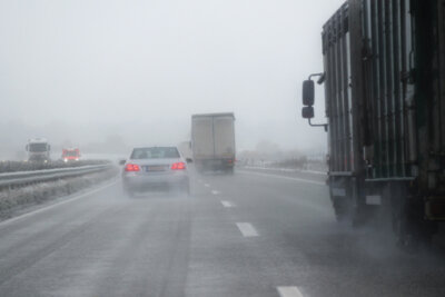 Autofahren bei Regen: Rutschpartie droht! (Bild vergrößern)