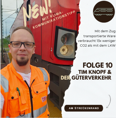 Folge 10: Tim Knopf & der Güterverkehr. Bildbeschreibung: Foto von Tim Knopf mit Lokomotive im Hintergrund (Bild vergrößern)