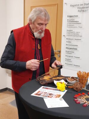 Ralf-Siegbert Giesen spielte zur Ausstellungseröffnung auf einem selbstgebauten Klangspiel (Bild vergrößern)