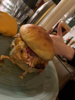 Burger-Abend in der Wohngruppe: Ein kulinarisches Highlight (Bild vergrößern)