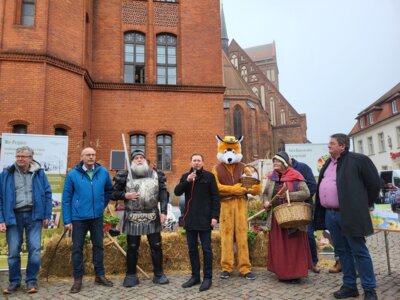 Foto: Rolandstadt Perleberg | Bürgermeister Axel Schmidt bei der Eröffnung des Surn-Hansen-Marktes im vergangenen Jahr.