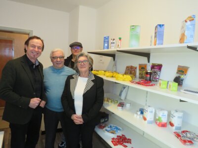 Foto:  (Markt Zusmarshausen)  Von links: Bürgermeister Bernhard Uhl mit Rosario Caravetta, André Grahl und Gerlinde Caravetta