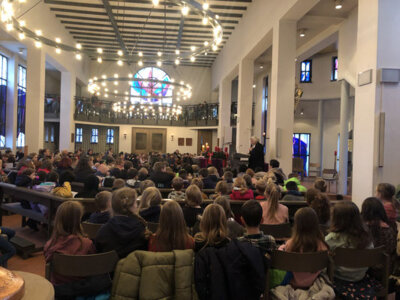 Gemeinsame Weihnachtsandacht der Bergschule und Waldschule (Bild vergr&ouml;&szlig;ern)