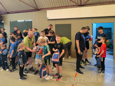 Die Kinder und Jugendlichen der Jugendfeuerwehren können sich über neue, einheitliche Kleidung freuen. Foto: Anna-Jasmin Hartinger (Bild vergrößern)