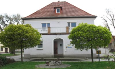 Gemeinde Plessa: Verkauf ehemalige Schule in der Dorfstraße 27 in Kahla (Bild vergrößern)
