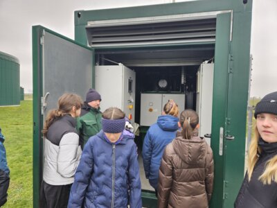 Klasse 5 der GS Werbig besucht Biogasanlage & AGWEG Welsickendorf erneuert Kooperation mit LANDaktiv (Bild vergrößern)