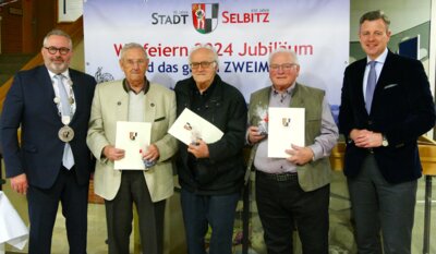 Bild von links: Erster Bürgermeister Stefan Busch, Siegfried Geiser, Paul Haueis, Reiner Wolfrum und Landrat Dr. Oliver Bär (Bild vergrößern)