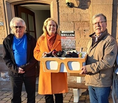Landtagspräsidentin Heike Becker übergab die von ihr im saarländischen Landtag gesammelten Brillen (Bild vergrößern)