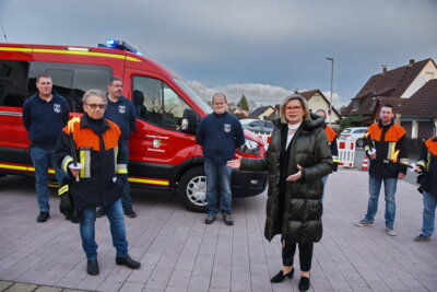 Bürgermeisterin Werner bei der Einfahrt des neuen Mannschafttransportwagens (Bild vergrößern)