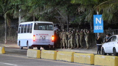 Militär vor dem Wahlzentrum am Wahltag