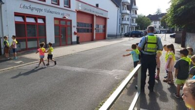 Verkehrserziehung Klasse 1 mit der Polizei (Bild vergrößern)
