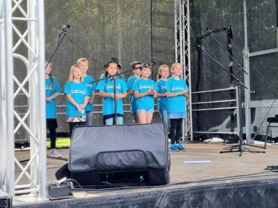 Chorauftritt beim Kinder- und Umweltmarkt in Wetter (Bild vergrößern)