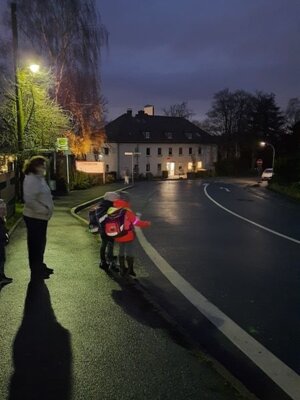 Schulwegsicherung durch Eltern (Bild vergrößern)