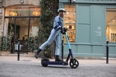 Mit dem E-Scooter unterwegs im Straßenverkehr (Bild vergrößern)