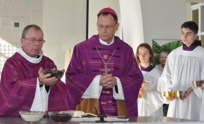 Am Samstag tritt er sein neues amt als Erzbischof von Bamberg an: Herwig Gössl, hier beim Festgottesdienst in Cadolzburg mit Dekan André Hermany.