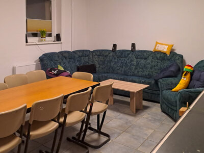 Der Jugendklub Steffenshagen bietet unter anderem eine kuschlige Couch, einen großen Tisch zum Basteln und eine Küche zum Kochen. Foto: Privat