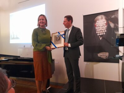 Foto Rolandstadt Perleberg | Bürgermeister Axel Schmidt überreicht Botschafterin Marika Linntam ein historisches Porträts Immanuel Kants.