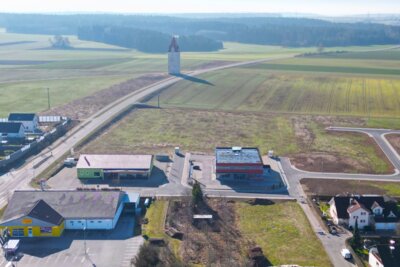 Der Gemeinderat erteilte den Auftrag zur Erschließung des letzten Bauabschnittes Schlaggrub III in Pollenfeld (Bildmitte rechts von der Staatsstraße). (Bild vergrößern)