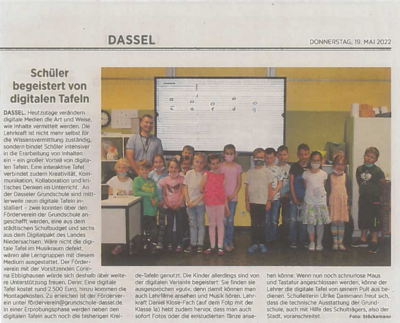 Schüler begeistert von digitalen Tafeln. (Bild vergr&ouml;&szlig;ern)
