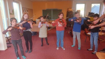 Foto zur Meldung: Die Musikwerkstatt der Bremer Philharmoniker besuchte unsere dritten Klassen
