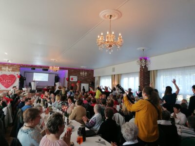 400 Gäste feierten bei toller Stimmung den Frauentag in Göhlen mit dem Chor „The Kiss of Pop“ der Musikschule Göhlen.