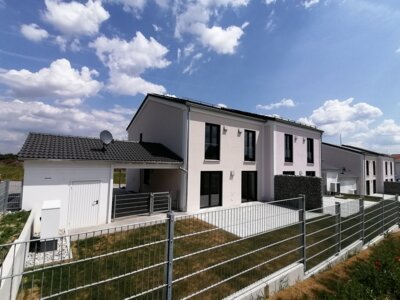 Meldung: Erfolgreicher Abschluss im sozialen Wohnungsbau: Alle Doppelhaushälften in Meilenhofen verkauft trotz schwieriger Rahmenbedingungen