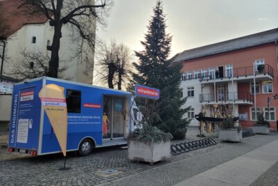 Das Digimobil der Verbraucherzentrale auf dem Lübbenauer Kirchplatz. Foto: Stadt Lübbenau/Spreewald (Bild vergrößern)