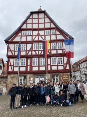 Französische Austauschschüler/innen vor dem Immenhäuser Rathaus (Bild vergrößern)