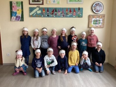 Die Kinder der Kita Zwergenland haben bei einem Erste-Hilfe-Kurs mitgemacht und sind alle mit einem Kopfverband zu sehen