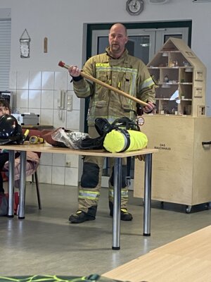 Foto zur Meldung: Brandschutzausbildung bei der Feuerwehr