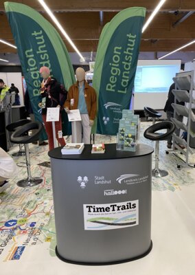 Stand der Time Trails auf der Umweltmesse in Landshut 2024. Foto: Landkreis Landshut. (Bild vergrößern)