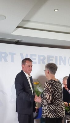 Jürgen Baumann erhält die Ehrennadel in Gold vom KSB (Bild vergrößern)