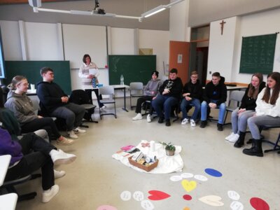 Caritas Hospizdienst besucht Realschule Kemnath (Bild vergrößern)