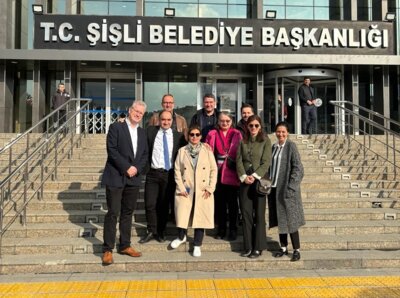 DIe deutsche Delegation vor der Bezirksverwaltung in SIsli in Istanbul. (Bild vergrößern)