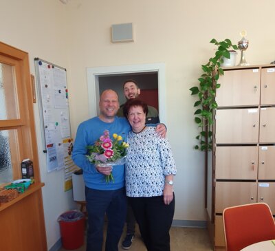 Mit einem Blumenstrauß dankten der Jarmener Bürgermeister Andre Werner (links) und Hauptamtsleiter Thomas Lüthke (hinten) der scheidenden Grundschulsekretärin Veronika Ziemann. (Foto: Steffi Graf)