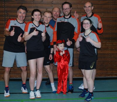Es spielten : Uli,Annuschka,Denis,Michael,Christoph,Jenny und Jens. Vorn unser Maskottchen. (Bild vergrößern)