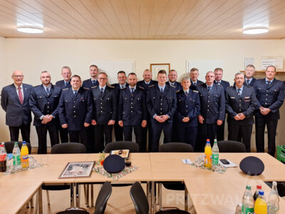 Zur Jahreshauptversammlung mit Beförderungen trafen sich die Kameraden der Ortsfeuerwehr Steffenshagen im Gemeinderaum. Foto: Christoph Falk