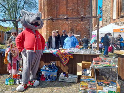 Den Frühlingsflohmarkt 2023 besuchte auch Willy Wolf. Foto: Heike Fuchs