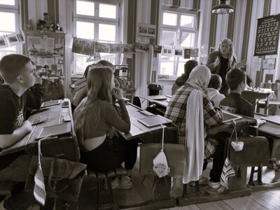 Zeitreise für die 8b - Besuch des Meckesheimer Schulmuseums