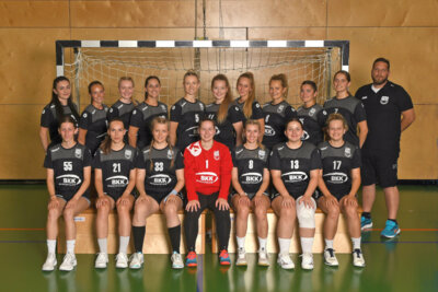 TSG Eislingen: Larissa Weißenborn (TW), Jule Fischer (1), Selina Wolf (1), Katinka Herzer, Hanna Blochum (4), Elena Kübler (2/1), Elena Renn (4), Johanna Kuhn, Larissa Demhasay, Lisa Kübler (2), Selina Binder, Rebekka Öchsle (2), Laura Bader (2), Alissa Kerntsch, Jojo Blochum (A), Peter Geiger (B), Severin Freund (C), Anja Flogaus (D) (Bild vergrößern)