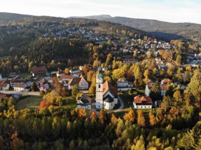 Bayerisch Eisenstein mit Pfarrkirche St. Johannes Nepomuk im Herbst